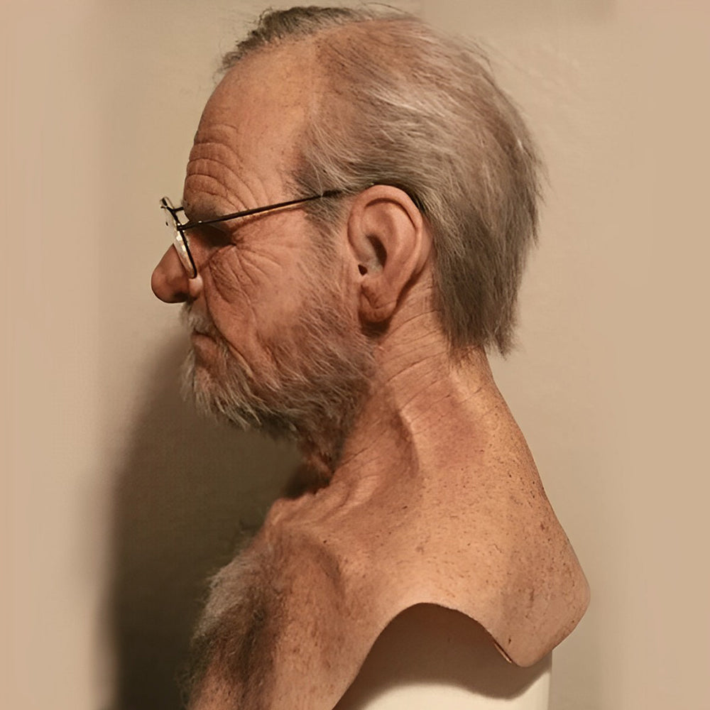Masque de vieil homme vu de profil, avec lunettes, barbe grise, cheveux gris et épaules moulées jusqu'au buste. 2