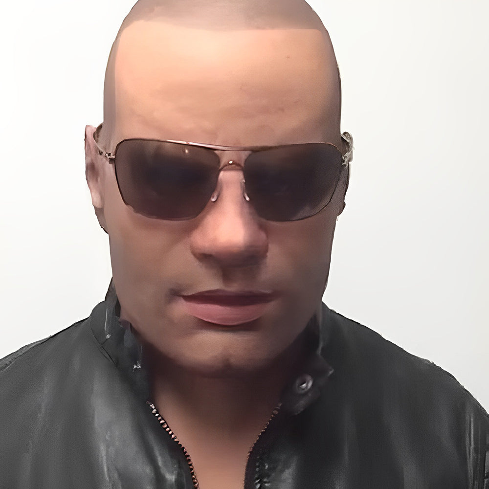 Masque d'homme chauve au visage lisse, porté avec des lunettes de soleil de style aviateur et un blouson noir zippé. 20