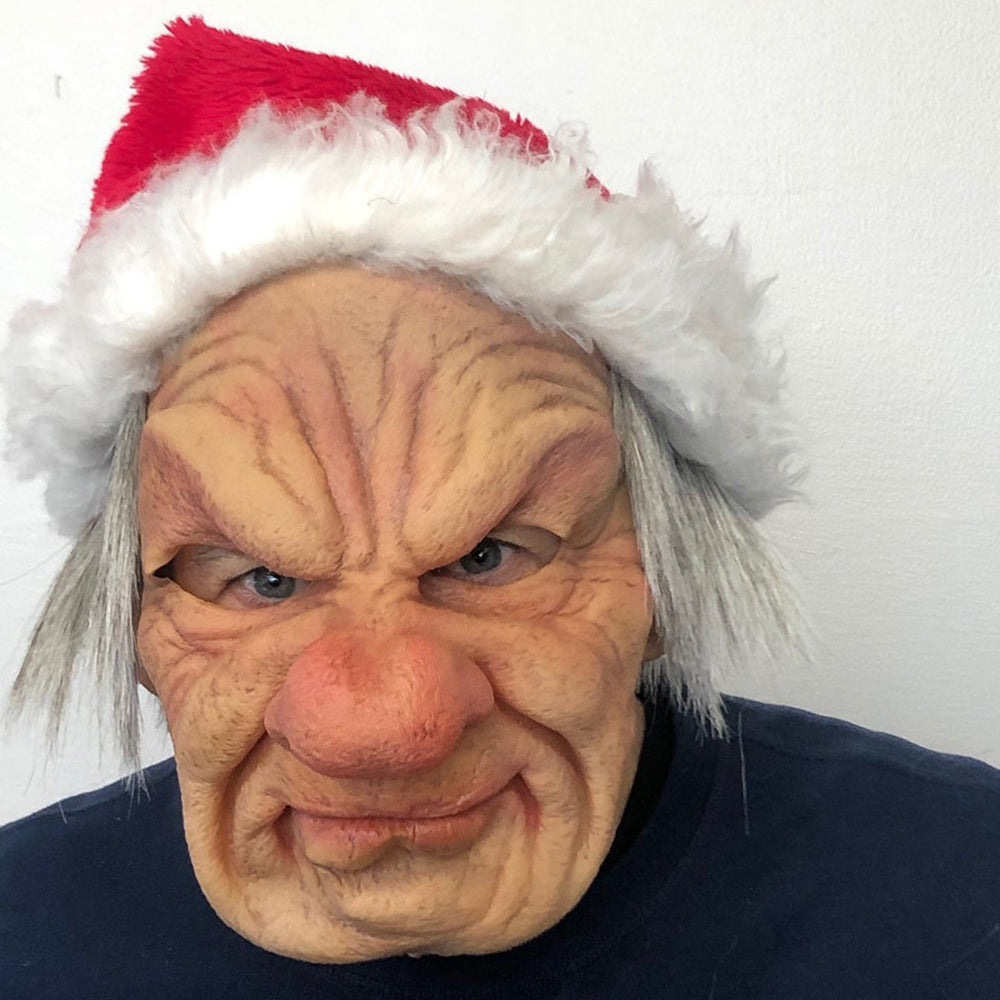 Masque de vieillard grincheux très ridé, cheveux gris sur les côtés, porté avec un bonnet de Père Noël rouge et blanc. 24