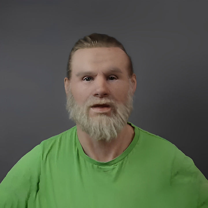 Masque réaliste d'homme à la barbe blonde et aux cheveux attachés, porté avec un t-shirt vert sur fond gris. 29