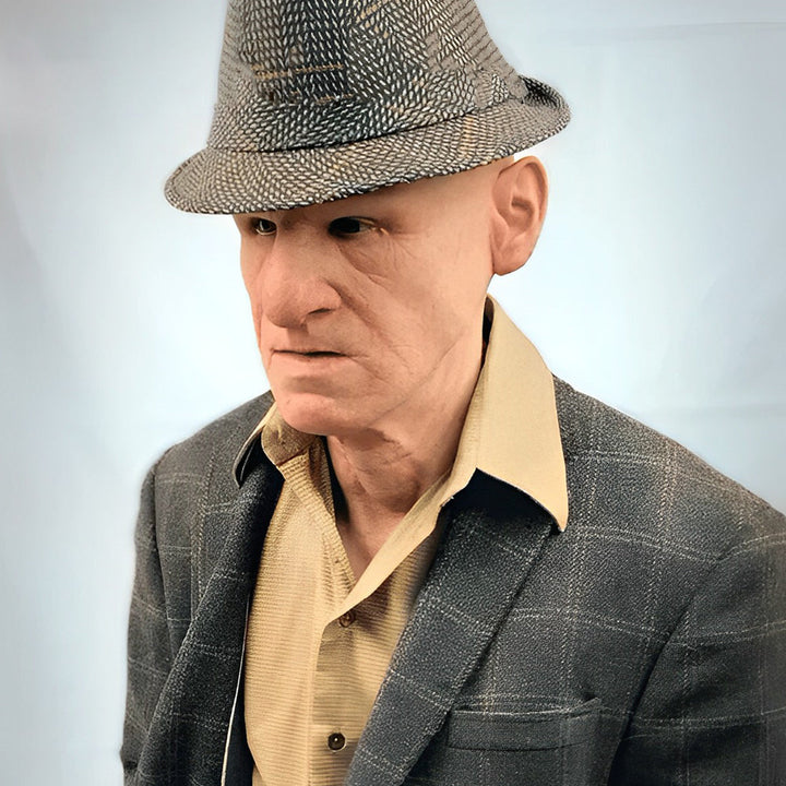 Masque de vieil homme chauve porté avec un chapeau de feutre tissé, une chemise beige et une veste à carreaux. 6