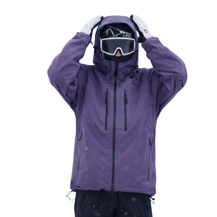 Personne en veste violette, capuche relevée et mains sur la tête, avec masque de ski, face aux poches zippées de poitrine. 1