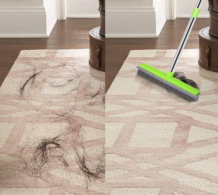 Comparaison avant-après sur un tapis beige et rose : à gauche des poils éparpillés, à droite le balai vert les rassemble. 7