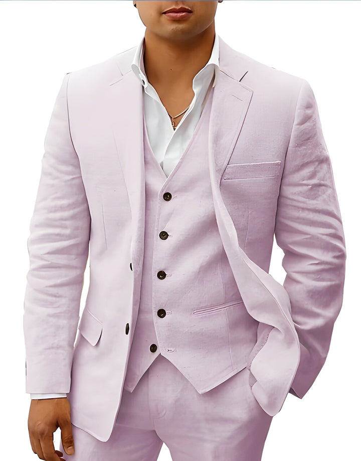 Même costume en rose pâle lilas, porté par un modèle, veste ouverte laissant voir le gilet boutonné et la chemise. 10