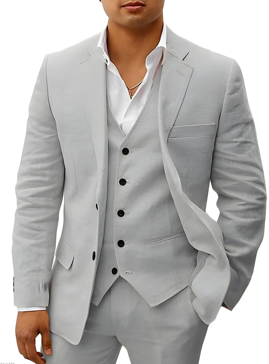 Même costume en gris clair, porté par un modèle, veste à revers cranté, gilet à cinq boutons noirs et chemise blanche. 13