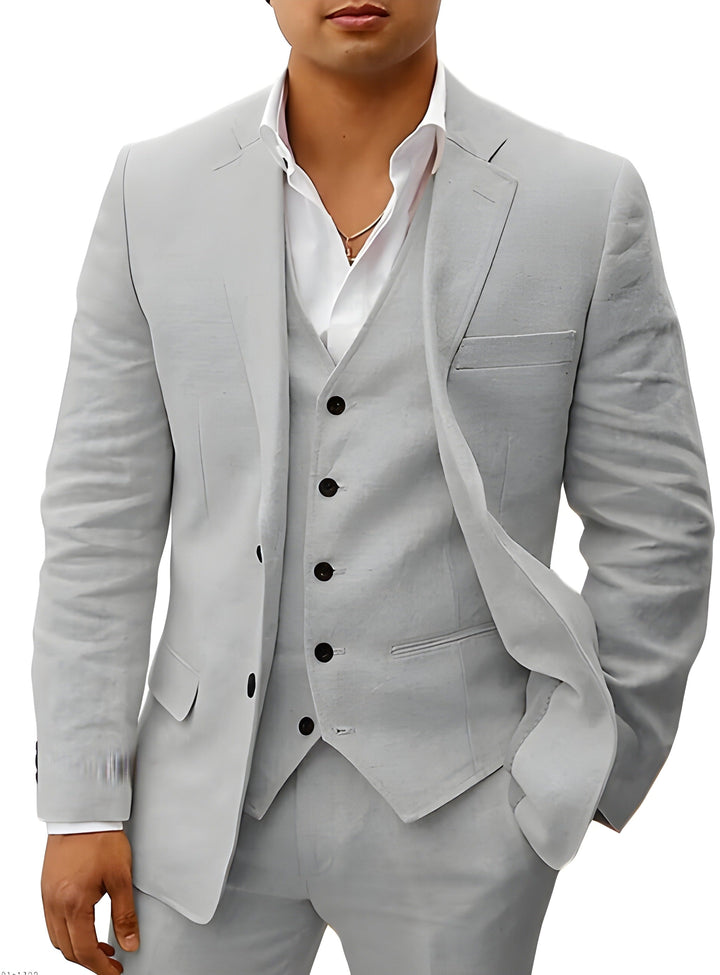 Même costume en gris clair, porté par un modèle, veste à revers cranté, gilet à cinq boutons noirs et chemise blanche. 13