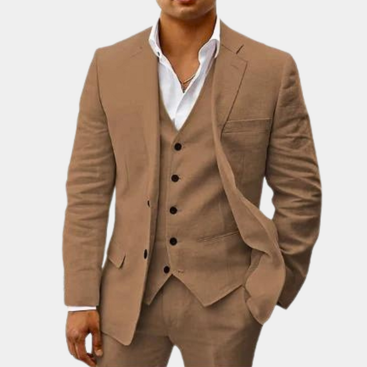 Même ensemble en version camel foncé, porté par un modèle, veste ouverte, gilet à cinq boutons et chemise blanche col ouvert. 2