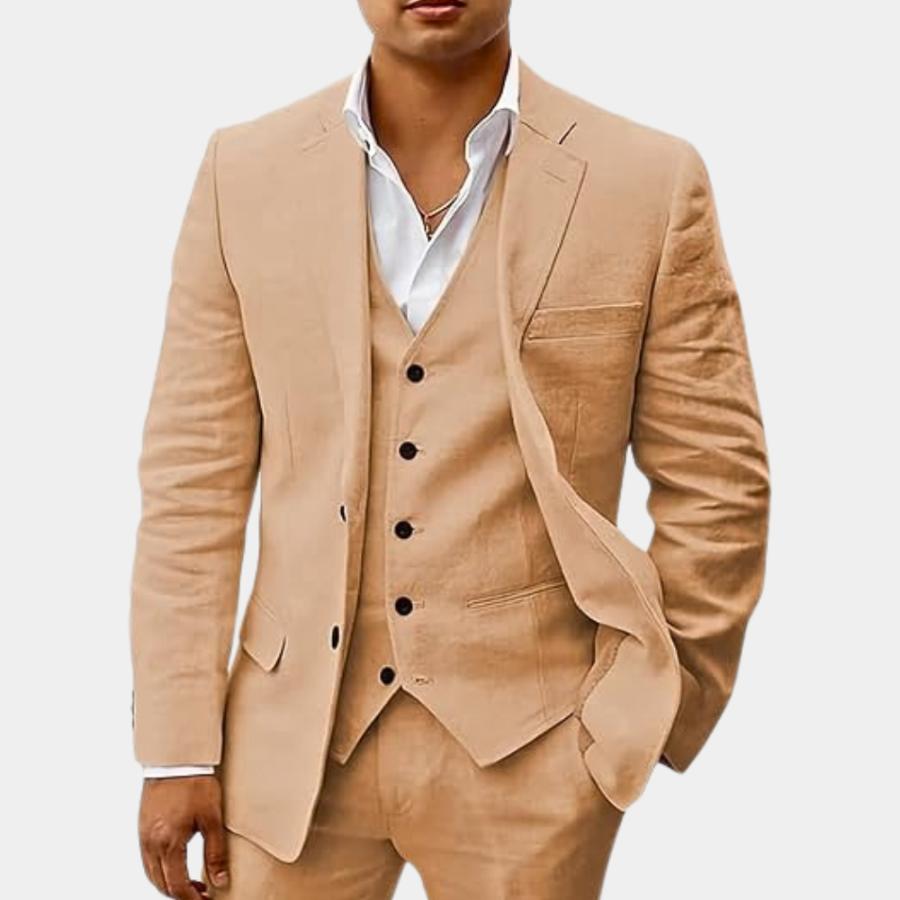 Même costume en teinte sable chaud, porté avec une main dans la poche, gilet à boutons noirs sous la veste. 3