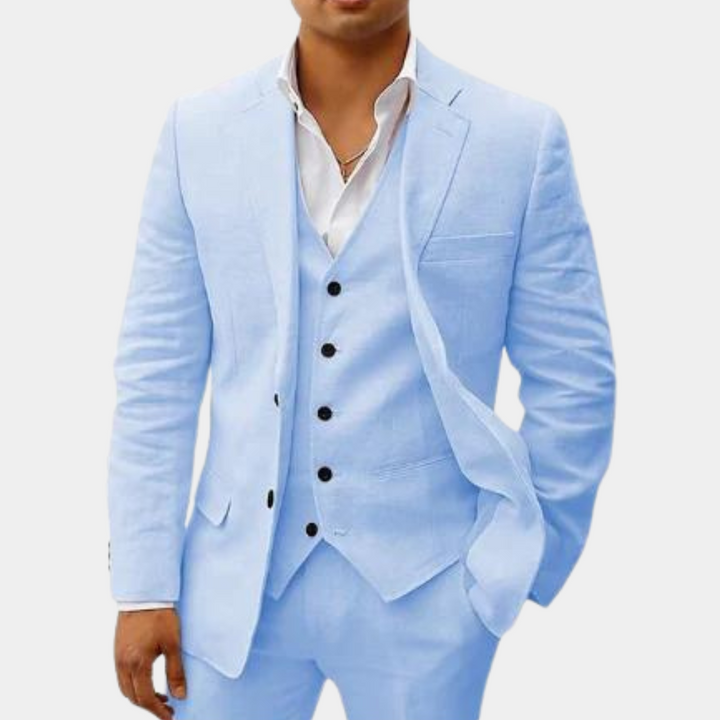 Même costume en bleu ciel pâle, porté par un homme, veste à revers cranté, gilet boutonné et pantalon assorti. 4