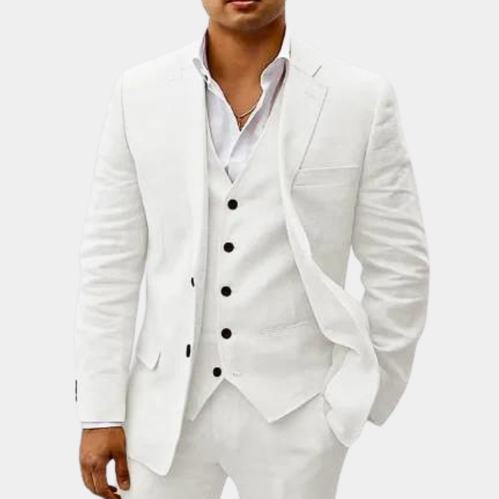 Même costume en blanc, porté par un modèle, veste ouverte sur le gilet à boutons noirs et chemise blanche. 5