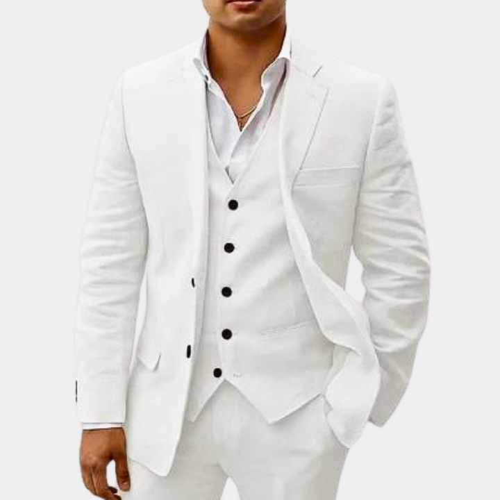Même costume en blanc, porté par un modèle, veste ouverte sur le gilet à boutons noirs et chemise blanche. 5