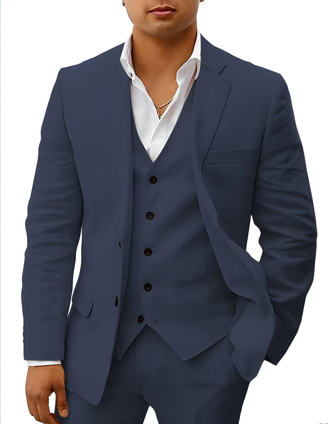 Même costume en bleu marine, plan rapproché sur le buste, revers cranté, gilet à cinq boutons et chemise blanche ouverte. 6