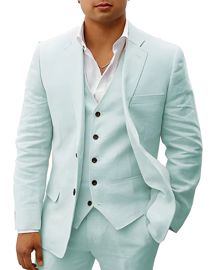 Même costume en vert menthe très clair, porté par un homme, gilet à boutons marron et chemise blanche au col ouvert. 9