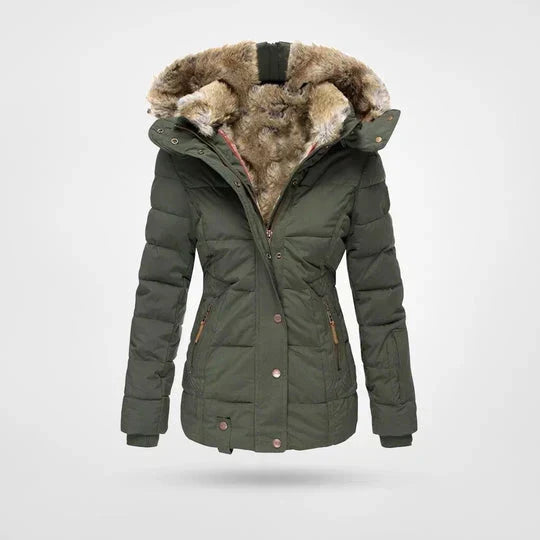 Veste matelassée vert kaki à capuche doublée de fausse fourrure beige, zippée et boutonnée, vue de face. 2