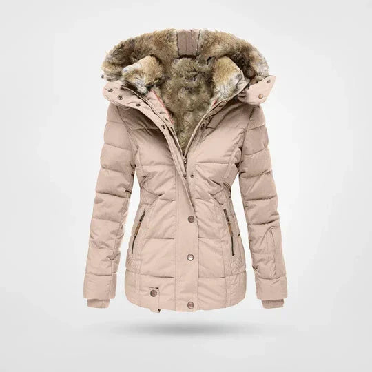 Veste matelassée rose poudré à capuche doublée de fausse fourrure beige, fermeture zippée et boutons, vue de face. 3