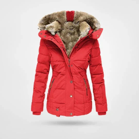 Veste matelassée rouge vif à capuche doublée de fausse fourrure beige, avec poches zippées, vue de face. 4