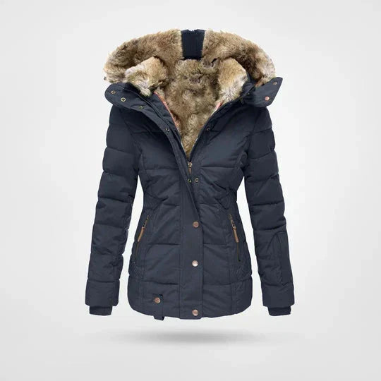Veste matelassée bleu marine à capuche doublée de fausse fourrure beige, fermée par zip et boutons-pression, vue de face. 5