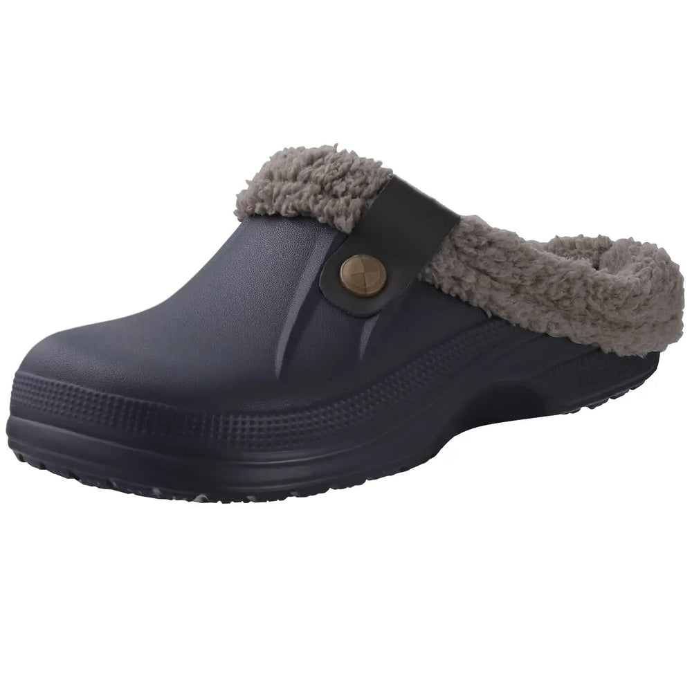 Sabot bleu marine foncé avec doublure de fausse fourrure marron-gris et patte à bouton, vue de trois quarts 2