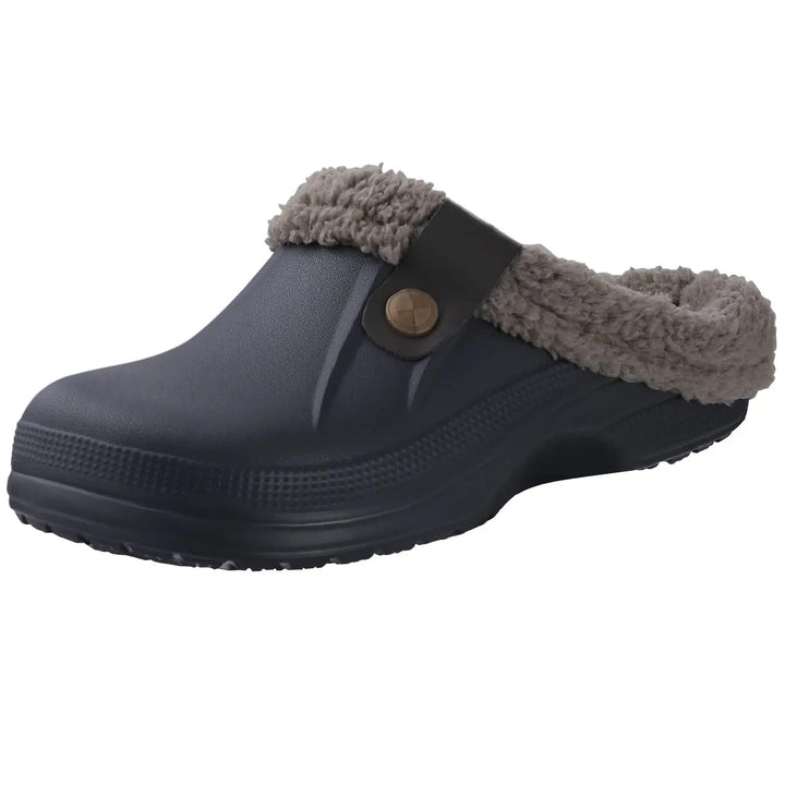 Sabot bleu marine foncé avec doublure de fausse fourrure marron-gris et patte à bouton, vue de trois quarts 2