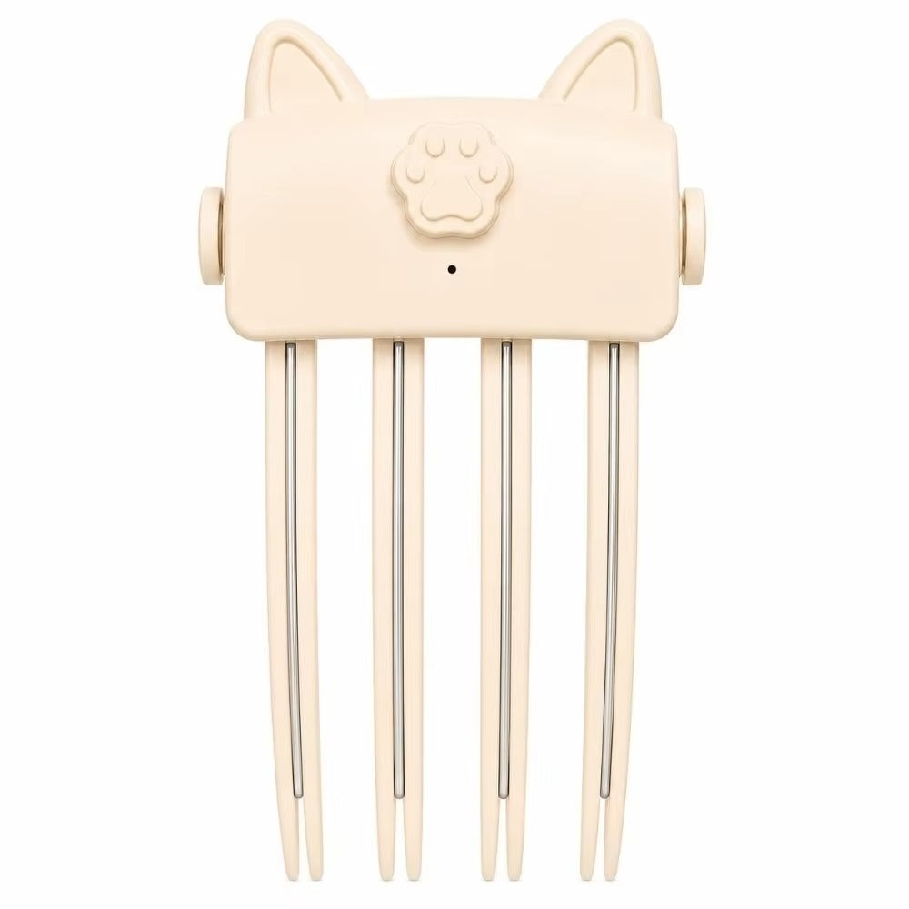 Styler beige vu de face sur fond blanc, avec oreilles de chat, motif de patte et quatre dents 9