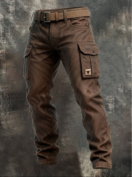 Pantalon cargo marron avec ceinture, vue d'ensemble sur fond texturé gris, poches latérales à rabat visibles 1