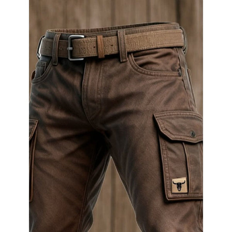 Gros plan sur la taille du pantalon cargo marron, ceinture, poche de hanche et poche latérale à rabat 5