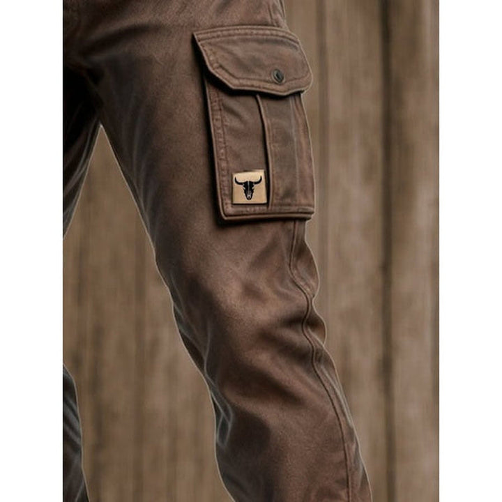 Détail de la poche cargo à rabat et bouton sur la cuisse, avec petit écusson carré 6