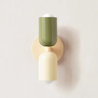 Applique à tête vert olive et corps crème, avec platine crème, vue de face sur mur clair. 18