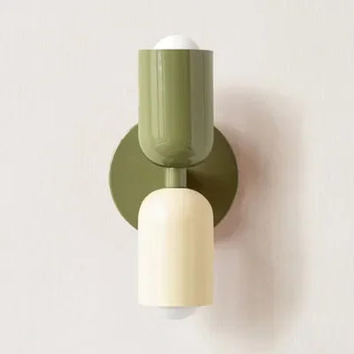 Applique à tête vert olive et corps crème, avec platine verte, vue de face sur mur clair. 15