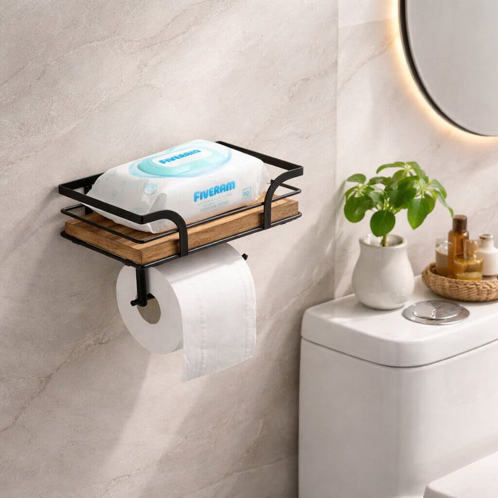 Support mural installé au-dessus d'une chasse d'eau, avec un paquet de lingettes sur l'étagère et un rouleau de papier. 2