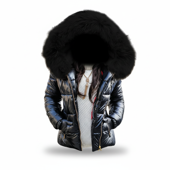 Veste noire brillante ouverte sur un pull blanc en maille, avec grande capuche à fourrure noire et collier doré. 7