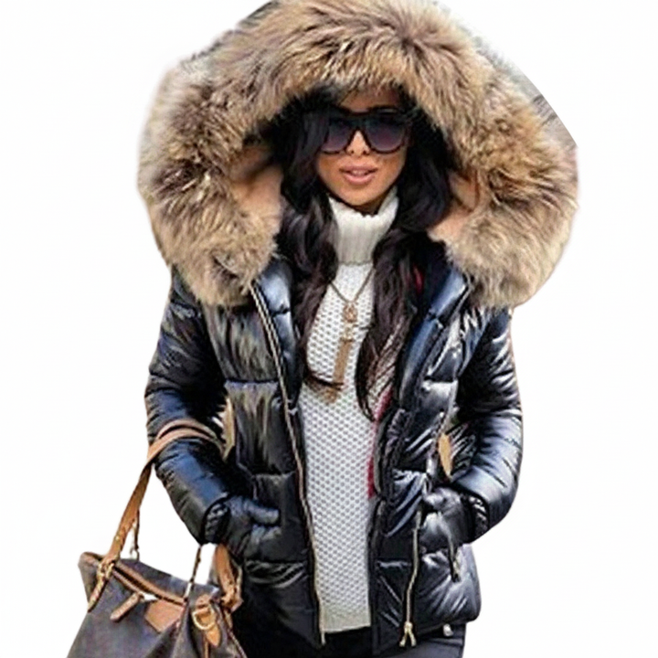 Femme souriante en veste noire brillante à capuche fourrée beige, lunettes de soleil, pull blanc et sac à main marron. 8