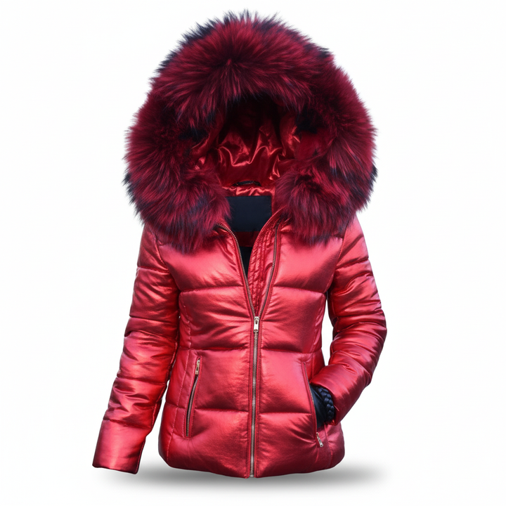 Veste matelassée rouge métallisé à capuche bordée de fourrure bordeaux, fermeture éclair argentée et poches zippées, de face. 9