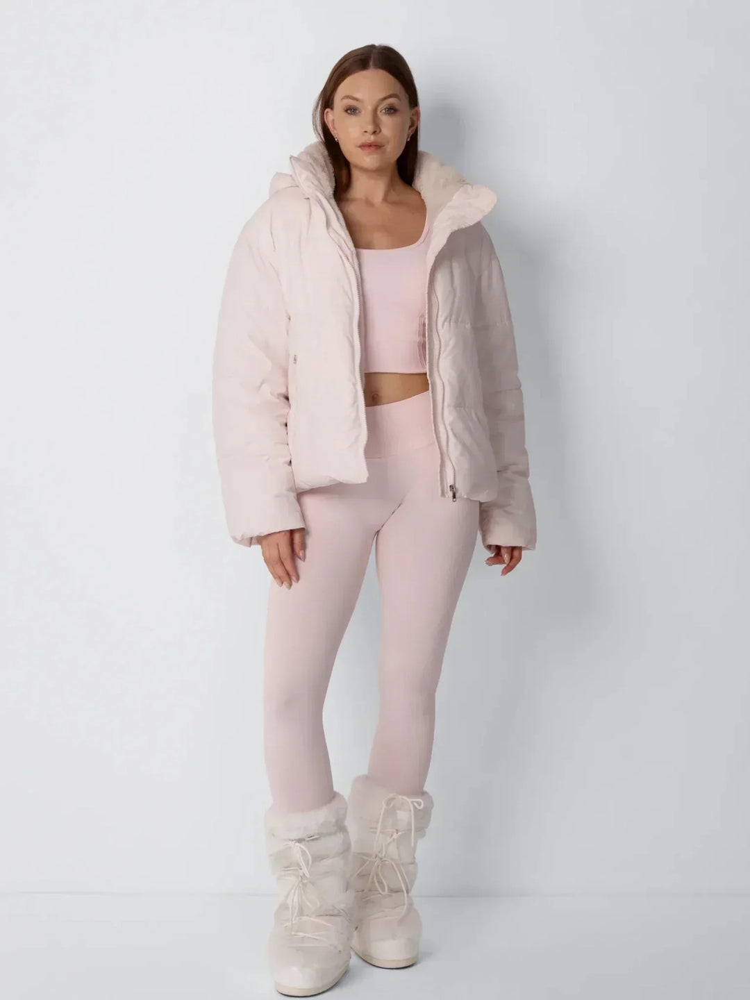Mannequin en pied de face portant la veste rose pâle ouverte avec ensemble assorti 10