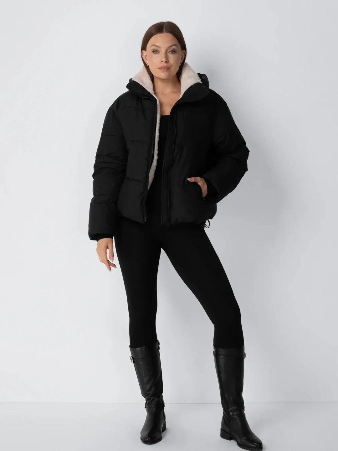 Mannequin en pied portant la veste noire ouverte avec leggings noirs et bottes hautes 13