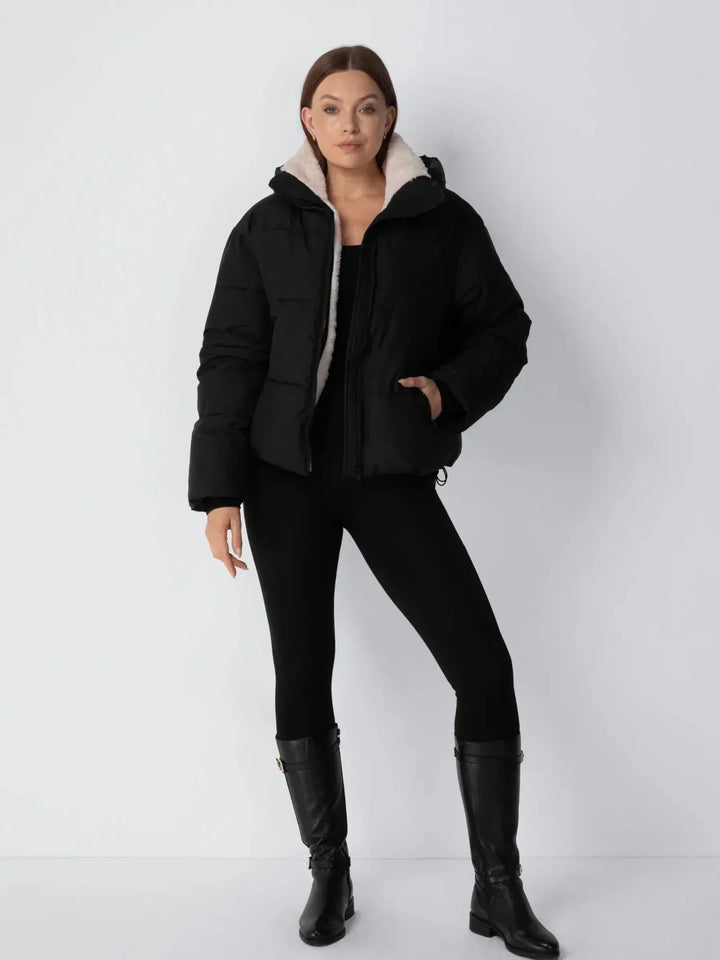 Mannequin en pied portant la veste noire ouverte avec leggings noirs et bottes hautes 13