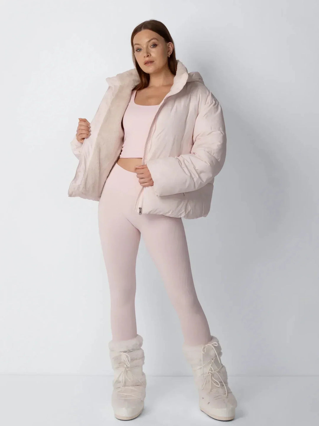 Mannequin en pied portant la veste rose pâle ouverte, doublure polaire apparente, bottes fourrées 8
