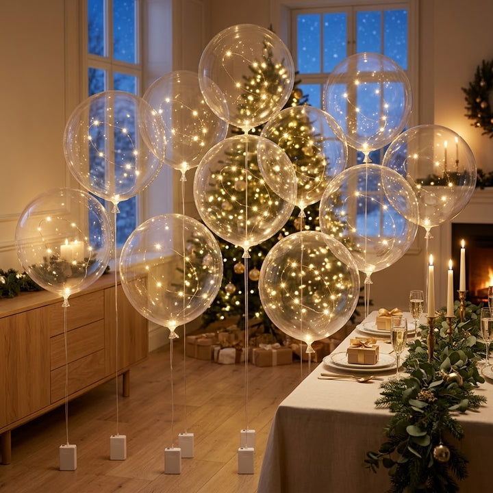 Grappe de ballons transparents à guirlande lumineuse près d'un sapin de Noël et d'une table dressée 3