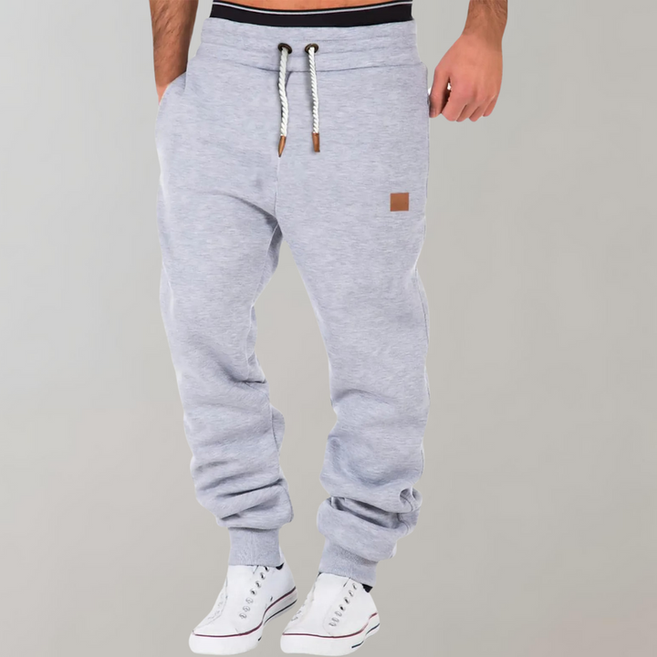 Jogging gris clair chiné porté par un homme, ceinture élastique et cordon de serrage blanc 4