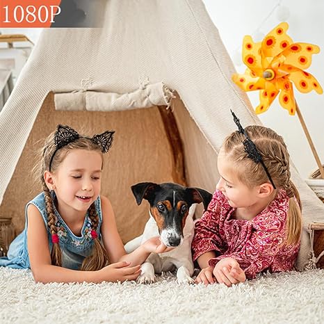 Deux fillettes et un chien allongés devant un tipi sur un tapis moelleux, illustration de la qualité d'image Full HD. 2