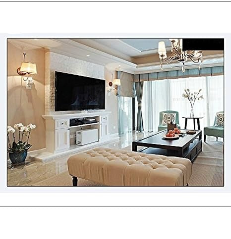 Salon lumineux avec téléviseur mural, banquette capitonnée et table basse, exemple d'image nette filmée par la caméra. 5