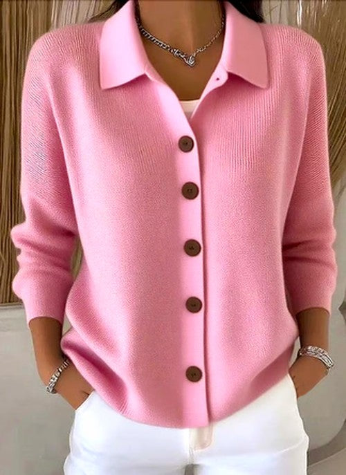 Même cardigan en rose, porté avec un pantalon blanc et un collier, boutons marron et col chemise visibles de face. 2