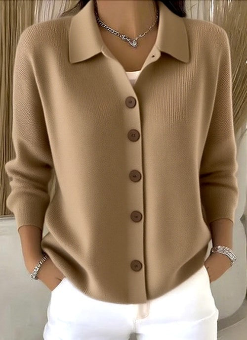 Même cardigan en teinte camel, porté par une femme en pantalon blanc, col rabattu et rangée de cinq boutons marron. 3
