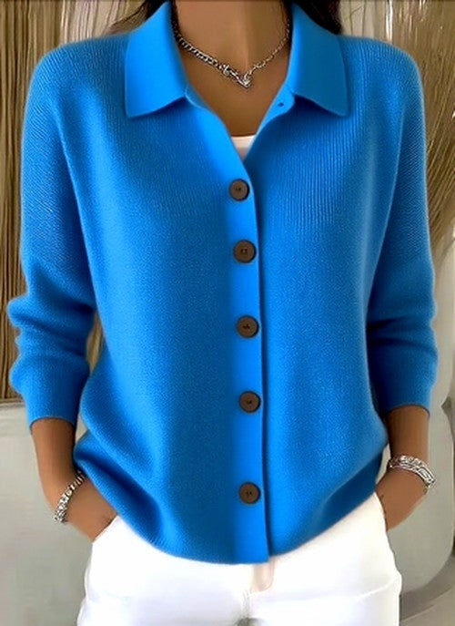 Même cardigan en bleu vif, porté avec un pantalon blanc et des bracelets argentés, vue de face avec col boutonné. 4