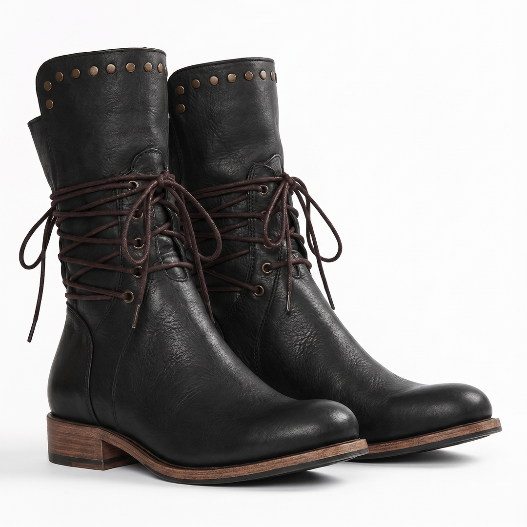 Paire de bottes noires en cuir, vue de trois quarts sur fond blanc, avec rivets au col et lacets bruns noués en boucles. 5