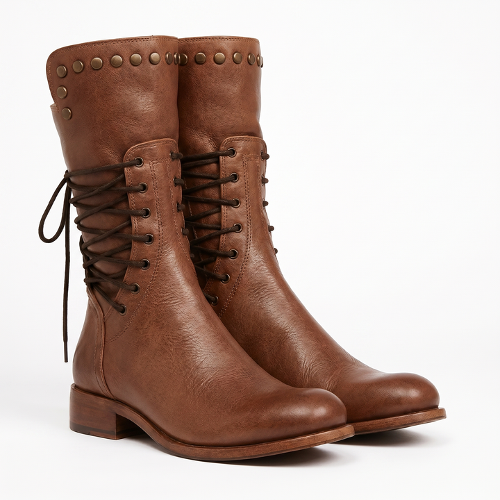 Paire de bottes marron en cuir posée sur fond blanc, vue de trois quarts avec lacets croisés à l'arrière et rivets au col. 2