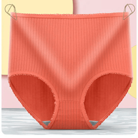 Culotte côtelée orange vif à taille haute présentée à plat sur un fond rose et jaune. 10
