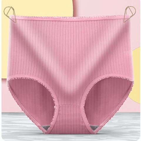 Culotte côtelée rose soutenu à taille haute présentée à plat sur un fond rose et jaune. 11
