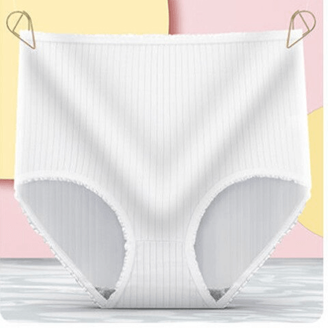 Culotte côtelée blanche à taille haute présentée à plat, suspendue par deux pinces sur un fond rose et jaune. 4