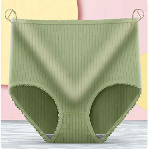 Culotte côtelée vert pâle à taille haute présentée à plat sur un fond rose et jaune. 6
